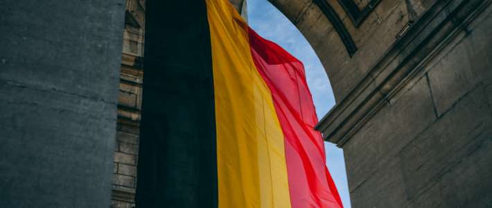 Bandeira da Bélgica pendurada em um museu