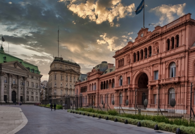 Uma rua com várias casas com arquitetura clássica argentina