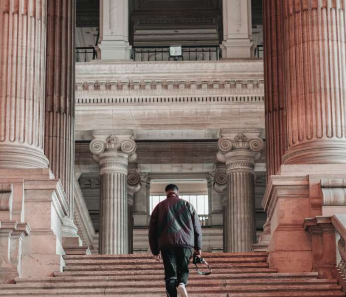 homem subindo escadaria